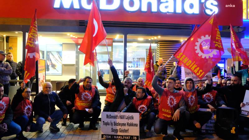 Eskişehir’de işçilerden McDonald’s önünde oturma eylemi: İşçileri sendikasız bırakmalarına izin vermeyeceğiz!